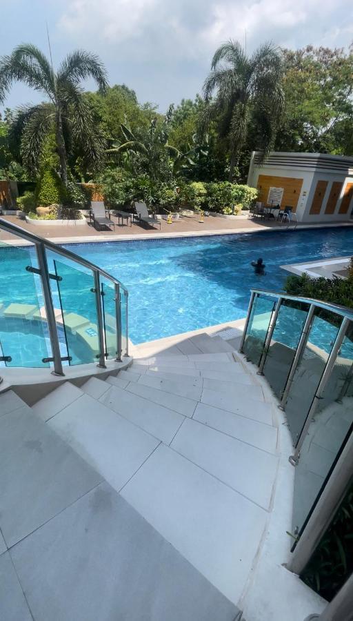 Lancris Residences 2 Bedroom Entire Apartment Near Airport With Pool Paranaque City Buitenkant foto