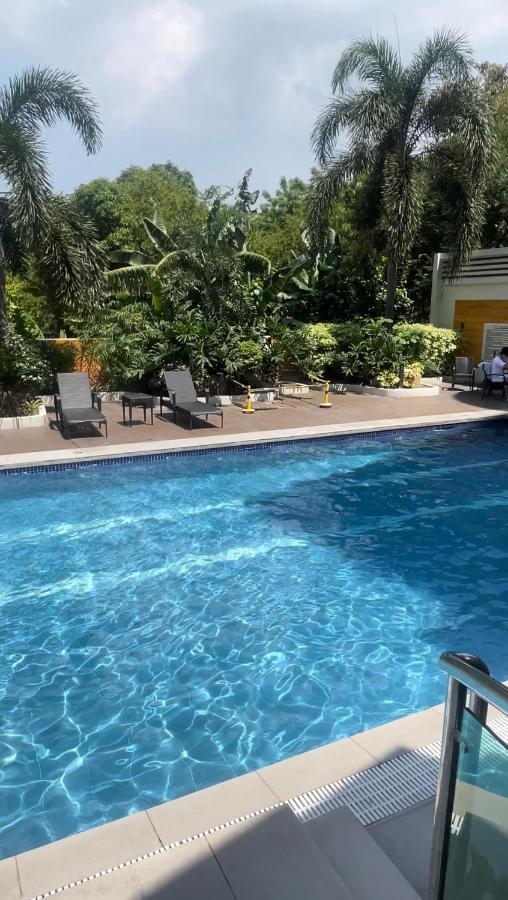 Lancris Residences 2 Bedroom Entire Apartment Near Airport With Pool Paranaque City Buitenkant foto